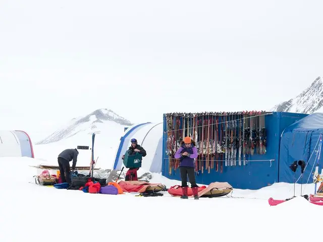 Rescue of Hikers from Dangerous Location in Nesskriður