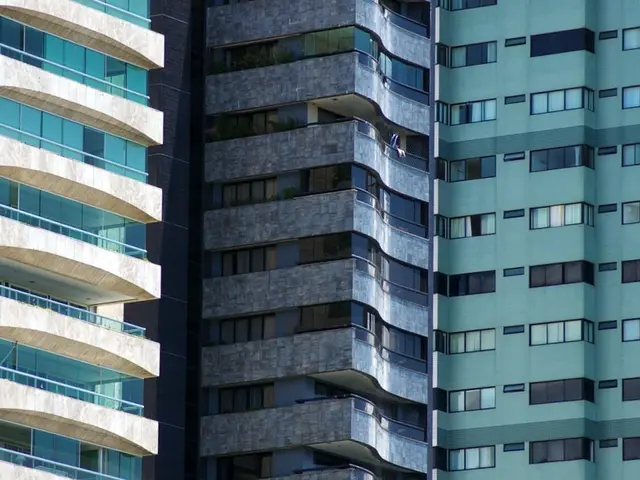 Number of Structures in New York City: Revealing the Census of Its Metropolitan Maze